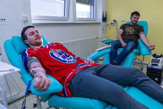 Klatovští hokejisté znovu vyrážejí na krev: Do nemocnice zvou fanoušky i prvodárce