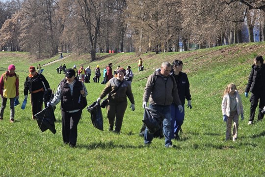 Jsme vděční za pomoc, říkají Ukrajinci. V Plzni uklidili přes 52 tisíc metrů čtverečních