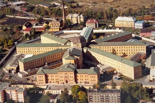 Drama v plzeňské věznici. Jeden z odsouzených se pokusil zavraždit druhého 