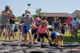 Voda ani bláto nevadily. Překážkový závod Škodaland Race Junior zdolalo přes pět stovek závodníků