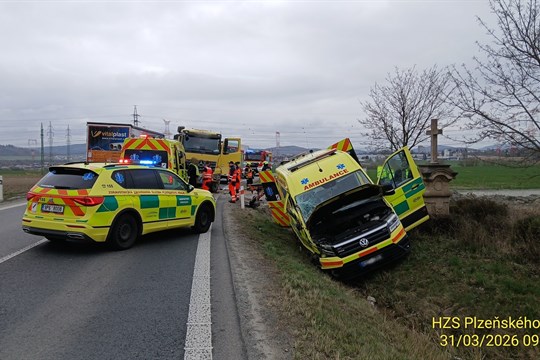 Vážná nehoda uzavřela na tři hodiny obchvat u Dolní Lukavice. Zranil se řidič i záchranářka!