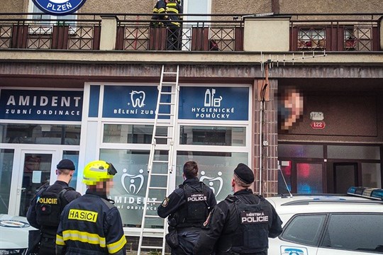Složky IZS v akci: Společný zásah v Plzni zachránil seniorku, která zůstala uvězněna v bytě