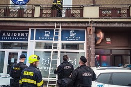 Složky IZS v akci: Společný zásah v Plzni zachránil seniorku, která zůstala uvězněna v bytě