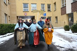 Koledníci Tříkrálové sbírky vyšli do karlovarských ulic, přispět můžete i pomocí SMS