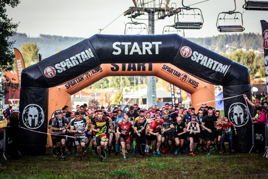 Závody Spartan se vrací na Lipno. Závodní víkend přivítá legendu z Loučovic i stovky nováčků