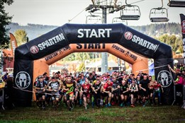Závody Spartan se vrací na Lipno. Závodní víkend přivítá legendu z Loučovic i stovky nováčků