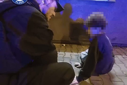 Kombinace alkoholu a THC poslala školáky do nemocnice: Plzeňští strážníci křísili patnáctileté mladíky