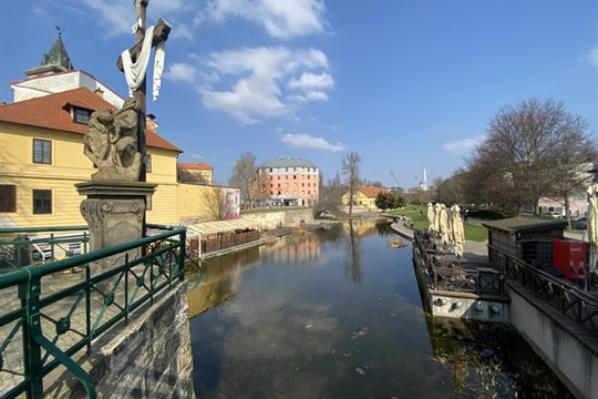 Plzeňští koi kapři míří na sádky: Plzeň zahájila pravidelné čištění Mlýnské strouhy