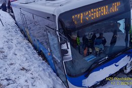 U Strašína havaroval autobus s dětmi, vyprošťovat je museli hasiči okýnkem u řidičen