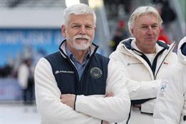 Prezident Pavel skóroval na Olympijském festivalu. Vyzkoušel si i curling a biatlon