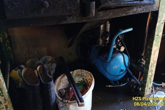 Drama v Chotěšově: Požár sklepa uvěznil obyvatele v kouři, na místě zasahovala záchranka