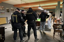 Velká razie po Plzni. Policisté zkontrolovali přes 1 200 osob
