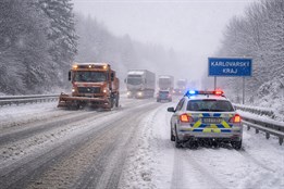 Karlovarský kraj zasypal sníh, silnice jsou stále nebezpečné