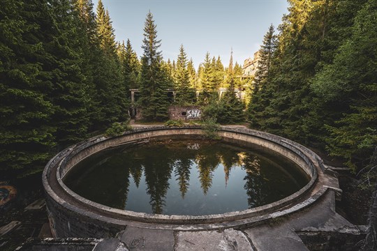 Industriální romantika v srdci hor: Objevte betonové obry na Rolavě, než je pohltí les