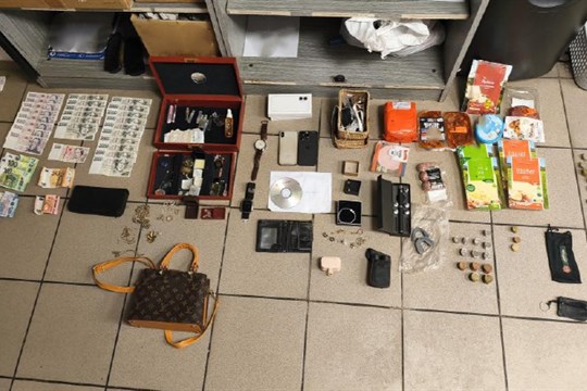 Muž vykradl rodinný dům, lup si dával do koše na prádlo