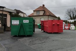Jarní úklid v Rokycanech začíná: Město přistaví kontejnery na objemný odpad i větve