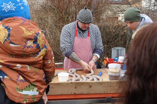 Vůně jitrnic i hukot dvoutaktů. Plzeňská Doubravka zve na velkolepou masopustní veselici