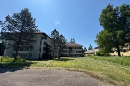 Město Vyšší Brod začalo s obnovou Hrudkova. Opravuje první byty a spouští soutěž na podobu nových lázní