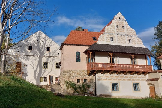 Nejlépe opravenou kulturní památkou Jihočeského kraje se stala tvrz v Mladějovicích