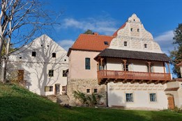 Nejlépe opravenou kulturní památkou Jihočeského kraje se stala tvrz v Mladějovicích