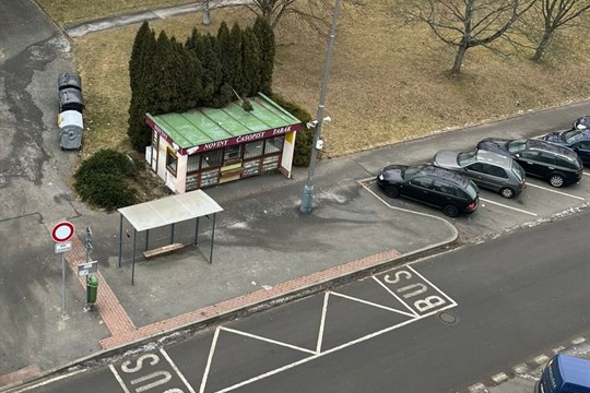 Město Domažlice se obrací na soud. Stánek na Kozinově poli musí zmizet