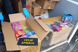 Neznačené cigarety a padělky za miliony. Celníci provedli rozsáhlé kontroly