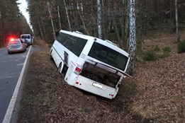 Policisté obvinili muže, který ukradl v Plzni autobus a havaroval