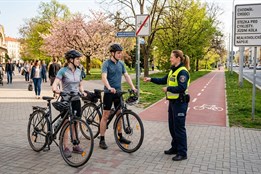 Cyklisté pod drobnohledem: Strážníci vyrážejí do ulic, pozor na chodníky a pivo před jízdou