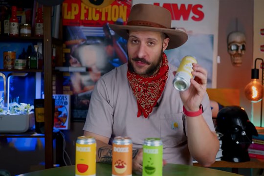 Polévka v plechovce místo limonády? Petr Smazal otestoval kontroverzní „pitné“ jídlo