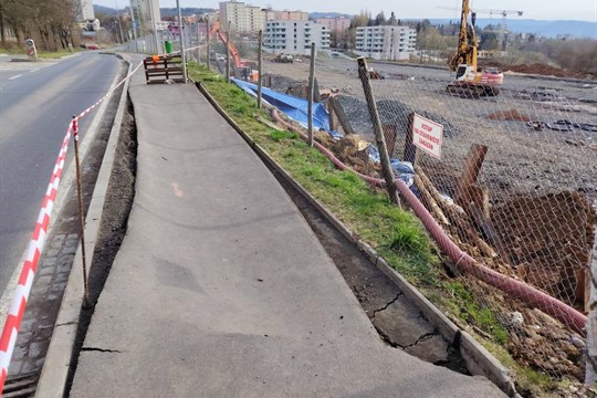 Pozor v Sedlecké ulici: Kvůli sesuvu se jezdí na semafory a autobusy vynechávají zastávku