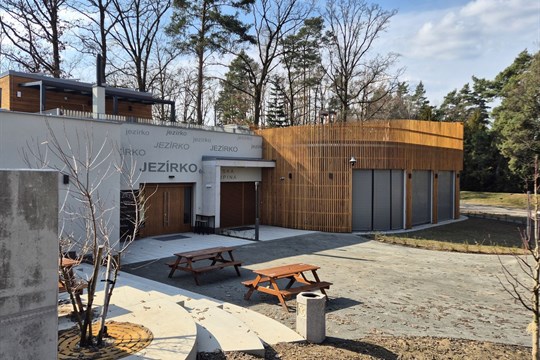 Dětská skupina místo legendárního baru. Nová budova u Košuteckého jezírka bojuje o prestižní titul