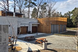 Dětská skupina místo legendárního baru. Nová budova u Košuteckého jezírka bojuje o prestižní titul