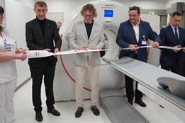 Premiér v Karlovarském kraji: Andrej Babiš otevřel špičkové PET centrum