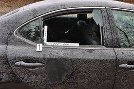 Auto není trezor! Plzeňští policisté řeší sérii vloupání do luxusních vozů