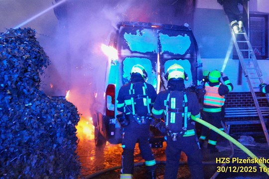 Hasiči v Tlučné na Plzeňsku bojovali s požárem dodávky, zachránili dvě kočky