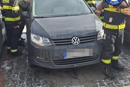 Malý chlapec zůstal uvězněný v autě, pomohla mu rychlá reakce strážníků a hasičů