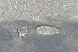 Zima dává silnicím zabrat. Silničáři neví, kam dřív skočit