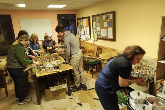 Zaplnily by celý byt. Skauti z Plzně posílají na Ukrajinu rekordní pomoc