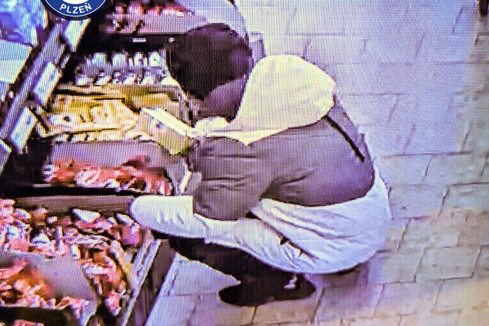 Záběr z bezpečnostní kamery v supermarketu