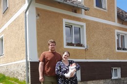 Po čtyřech generacích pod jednou střechou domov v ohrožení: Rodina z Domažlicka bojuje o dům, který jim téměř vzali podvodníci