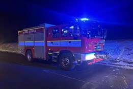 Rušné svátky pro hasiče pokračují. Čtyři lidé se nadýchali kouře při požáru objektu na Klatovsku