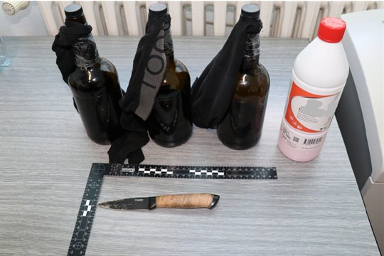 Drama na Tachovsku. Muž s „Molotovem“ a pálkou v ruce hrozil zapálením domu