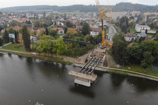 Stavba mostu v Týně nad Vltavou pokračuje montáží nosníků