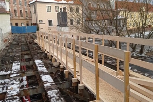 Opravu Lazebnického mostu v Českém Krumlově povodeň výrazně nezbrzdila