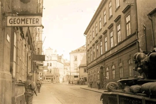 Aš uctí památku amerických osvoboditelů. Devíti vojákům udělí čestné občanství