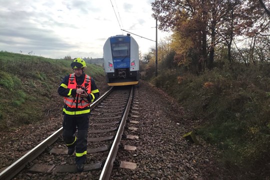 Střet osobního vlaku s osobou přerušil provoz mezi Plzní a Třemošnou