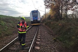 Střet osobního vlaku s osobou přerušil provoz mezi Plzní a Třemošnou