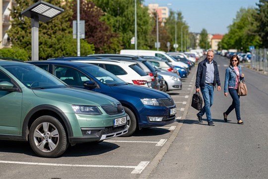 V Mánesově ulici v Sokolově vyroste nové parkoviště, pojme přes sto aut