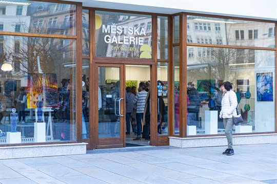 Desítky umělců i lidové tóny: Městská galerie Karlovy Vary otevírá přehlídku regionální tvorby