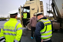 Přetížená nákladní doprava škodí krajským silnicím. Policie dostane dvě mobilní váhy
